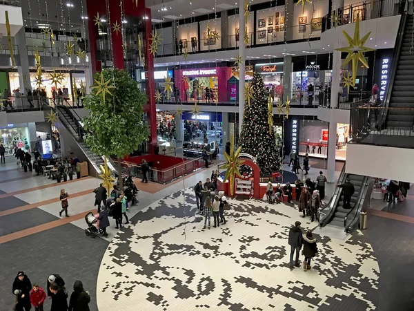 Julgran i lobbyn av köpcentret Forum-Lviv — Stockfoto