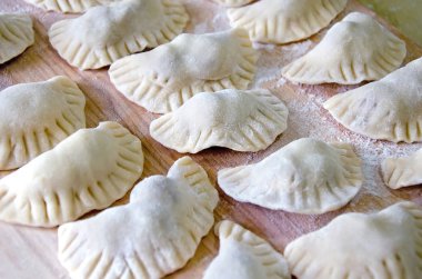 Kesme tahtası üzerinde un köfte