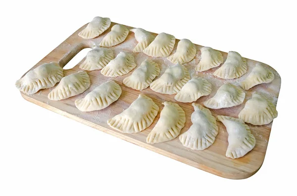 Dumplings na farinha na placa de corte — Fotografia de Stock