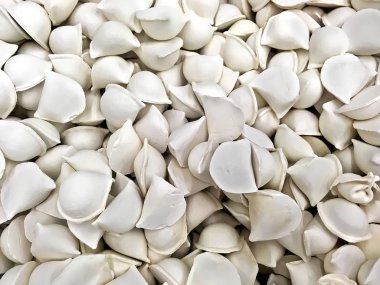 Hilal closeup şeklinde ham mantı