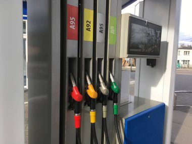 Benzin istasyonunda yükleme benzin için tabancalar