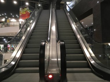 Alışveriş merkezinde yürüyen merdiven