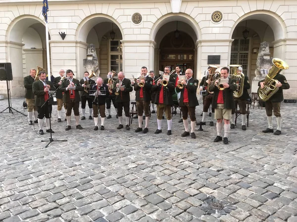 Band uit Oostenrijk speelt voor stadhuis in Lviv — Stockfoto