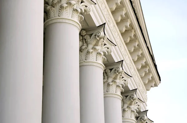 Portico y frontón del edificio con columnas en Lviv — Foto de Stock