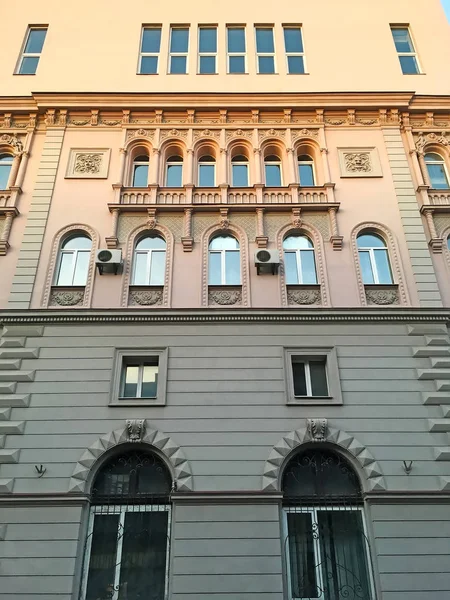 Casa de vários andares velha do fundo em Lviv — Fotografia de Stock