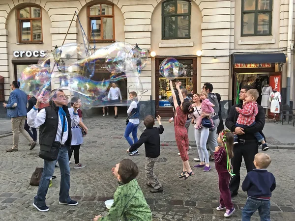 Entretenimiento para niños - burbujas de jabón en el centro de Lviv —  Fotos de Stock