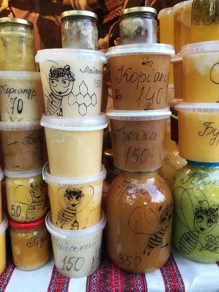 Muchas latas de miel en el mostrador de la feria en Lviv —  Fotos de Stock