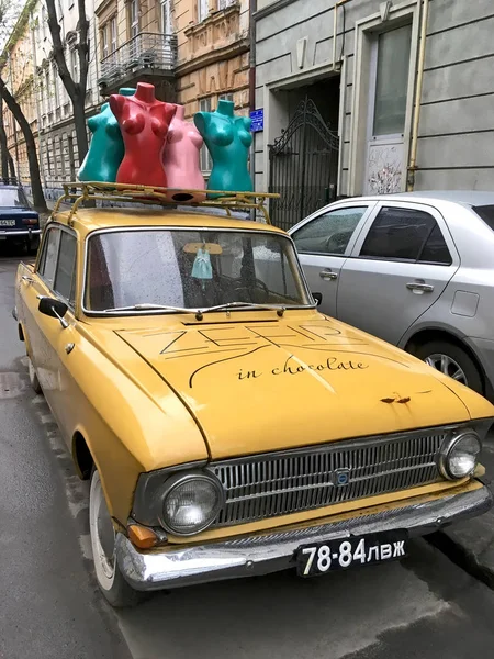 Manequins femininos no carro retro Moskvich em Lviv — Fotografia de Stock