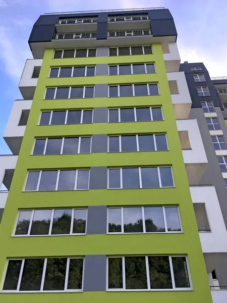 Modern meerdere verdiepingen huis in Lviv — Stockfoto