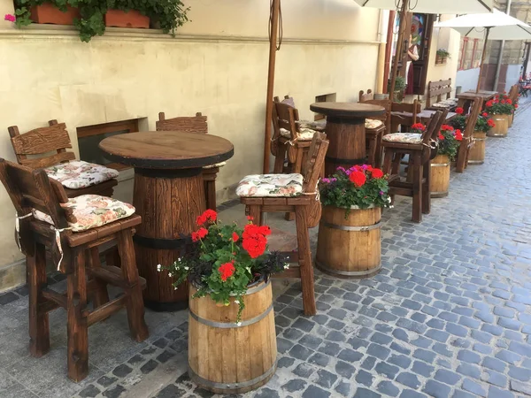 Tables et chaises créatives en chêne dans un café de rue à Lviv — Photo