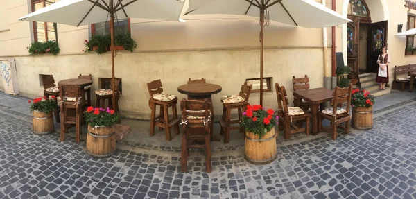 Tables et chaises créatives en chêne dans un café de rue à Lviv — Photo