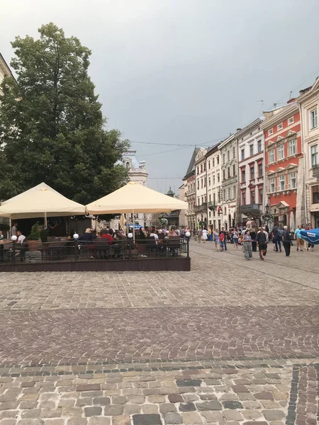 Beautiful view of Lviv - walking and resting people in the squar — Stock Photo, Image