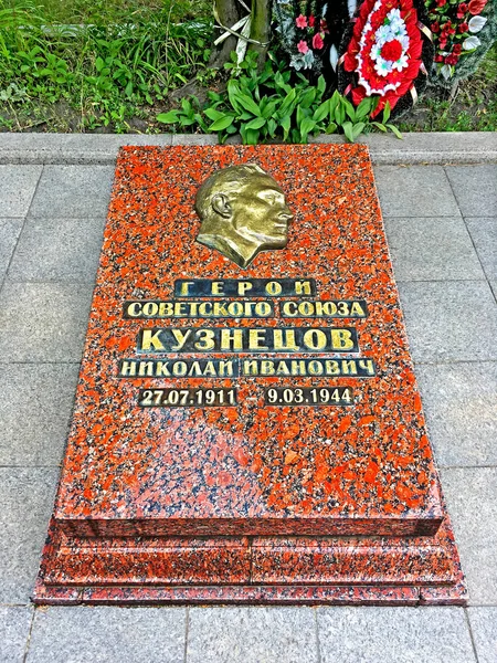 La tumba de Nikolai Kuznetsov, el oficial de inteligencia soviético — Foto de Stock