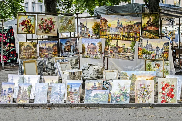 Venda de arte pictórica na rua de Lviv — Fotografia de Stock