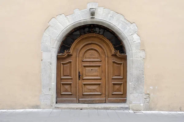 Antica porta in legno con finestre in ferro battuto — Foto Stock