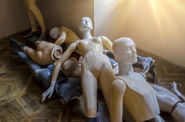 Parke üzerinde yatan mankenler demet