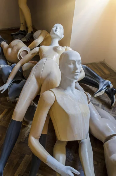 Bando de manequins deitados no parquete — Fotografia de Stock