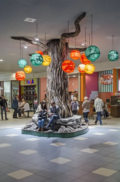 Красивая декоративная елка в торговом центре во Львове — стоковое фото