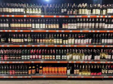Süpermarkette raflarda şarap şişeleri yakın çekim