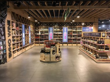 Süpermarkette raflarda şarap şişeleri