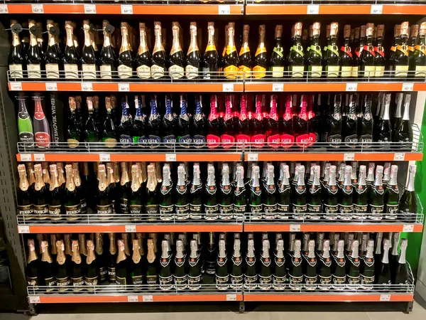 Süpermarkette raflarda şarap şişeleri yakın çekim