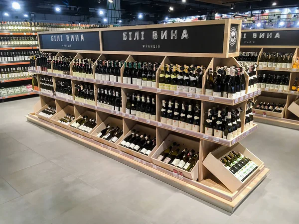 Süpermarkette raflarda şarap şişeleri