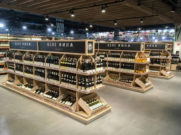 Süpermarkette raflarda şarap şişeleri