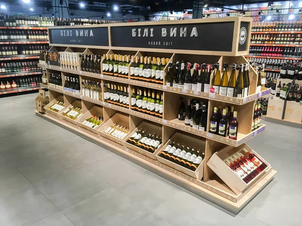 Butelki wina na półkach w supermarkecie — Zdjęcie stockowe
