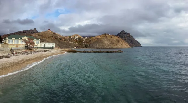 Вид на Карадаг в селе Курортное Крыма — стоковое фото