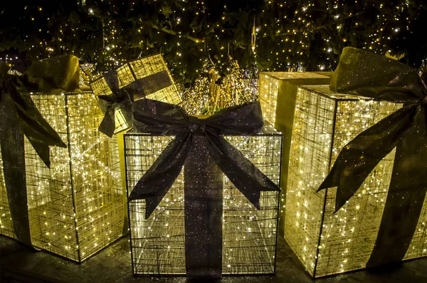 Gouden Kerstmis en Nieuwjaar cadeaus onder de kerstboom — Stockfoto