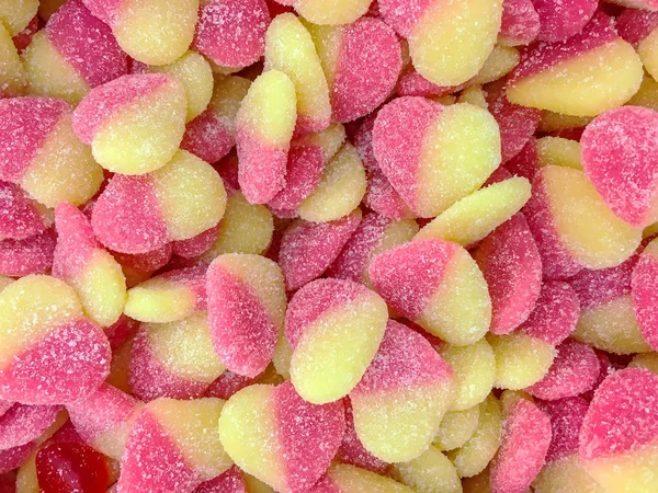 Апетитні рожево-жовті желе цукерки у вигляді сердець близько — стокове фото