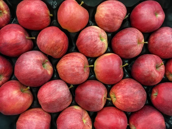 Rijpe rode appels gestapeld in een doos — Stockfoto