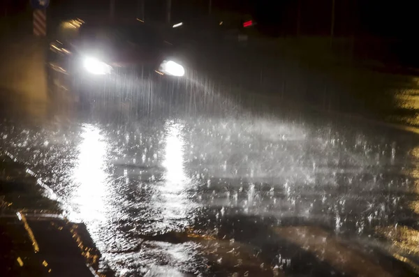 El coche va por la noche bajo la lluvia — Foto de Stock