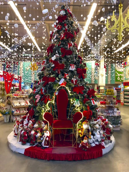 Piękna duża choinka z krzesłem dla Świętego Mikołaja i fo — Zdjęcie stockowe