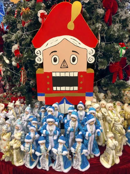 Muñecas de Navidad de una doncella de nieve y un cascanueces acostado bajo un —  Fotos de Stock
