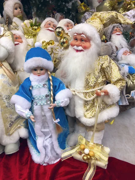 Weihnachtspuppen von Weihnachtsmann und Schneemädchen liegen unter der Decke — Stockfoto