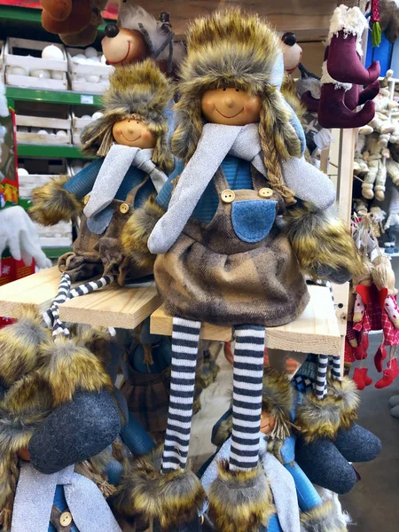 Grappige Kerst poppen meisjes en jongens liggen in een vitrine in een su — Stockfoto