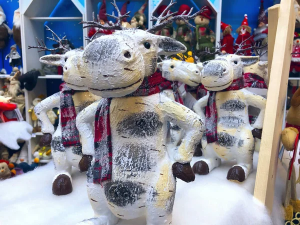 Lustiges Weihnachts-Spielzeughirsch liegt in einer Vitrine im Supermarkt — Stockfoto