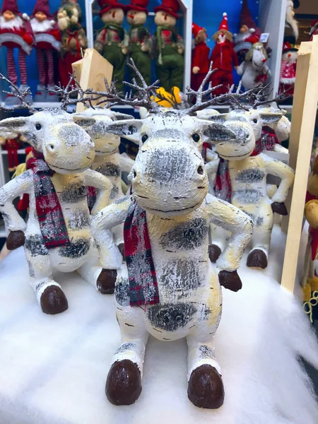 Lustiges Weihnachts-Spielzeughirsch liegt in einer Vitrine im Supermarkt — Stockfoto