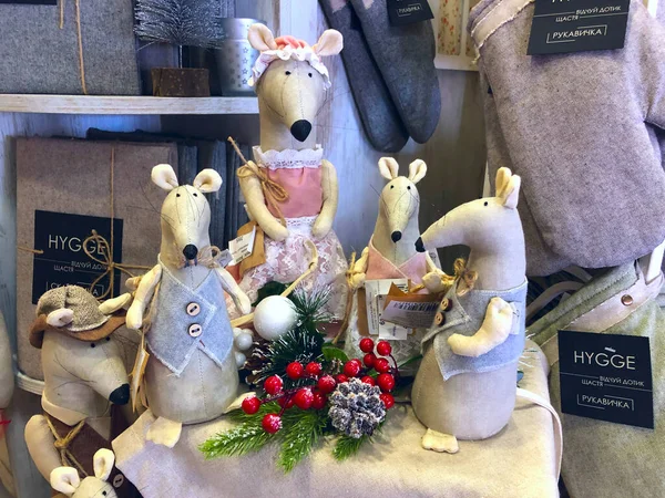 Funny rat dolls - le symbole de la nouvelle année sur une étagère dans un gif — Photo