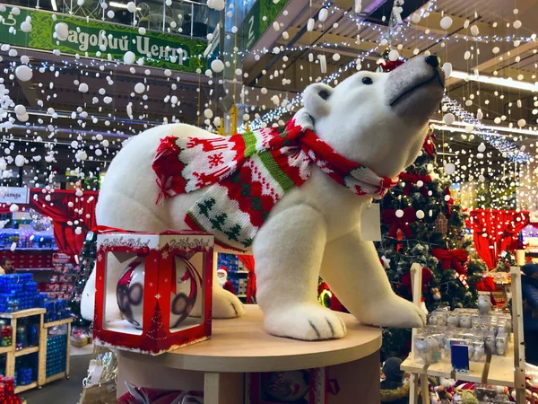 Spielzeug-Eisbär auf dem Podium bei der Neujahrsmesse in — Stockfoto