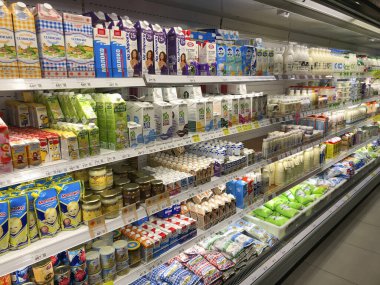 Bir süpermarkette vitrinde duran çeşitli süt ürünleri.