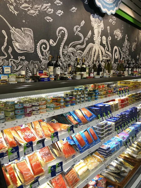Frutos do mar sortidos em vitrine no supermercado — Fotografia de Stock
