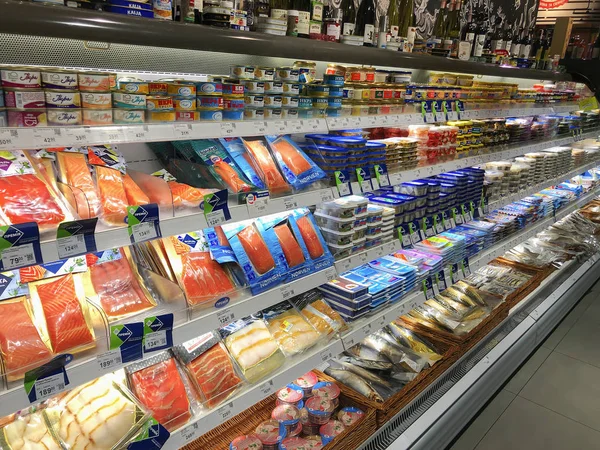 Frutos do mar sortidos em vitrine no supermercado — Fotografia de Stock