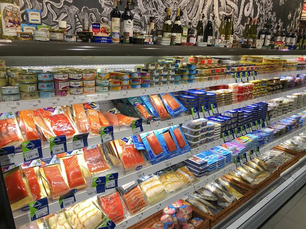 Diverse fisk og skaldyr i udstillingsvindue i supermarkedet - Stock-foto