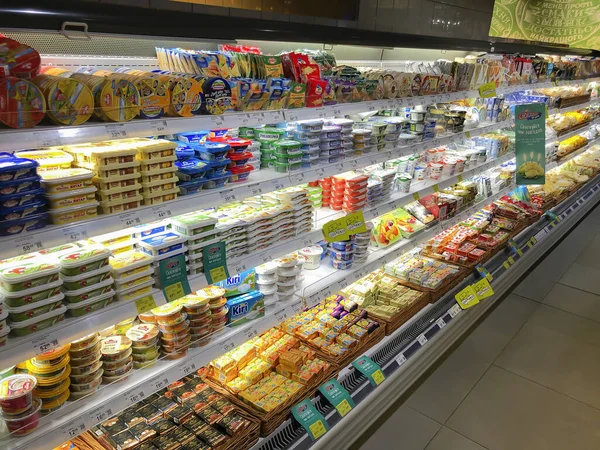 奶油奶酪和凝乳在一个超级市场的橱窗里 — 图库照片