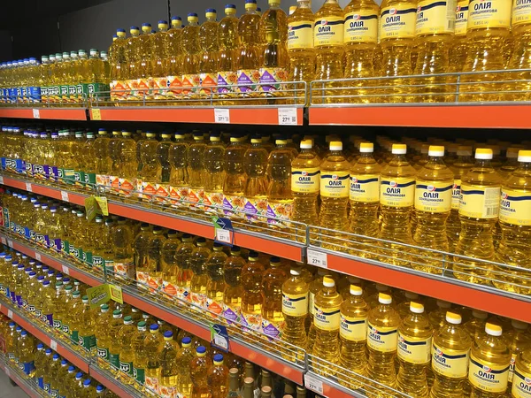 Butelki oleju słonecznikowego na półce w supermarkecie — Zdjęcie stockowe
