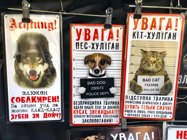 Een bord dat waarschuwt voor boze hond te koop aan toeristen in een souven — Stockfoto