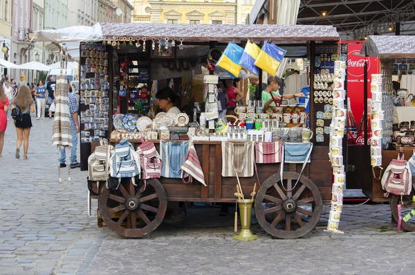 Ett bås för att sälja souvenirer i centrala Lviv — Stockfoto