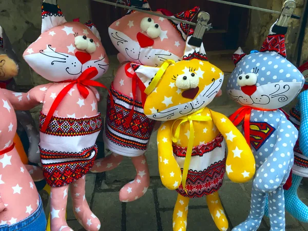 Забавные куклы забавных кошек на продажу туристам в сувенирной лавке — стоковое фото